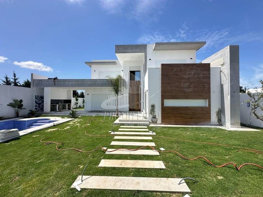 une charmente villa de style moderne en cours de finition