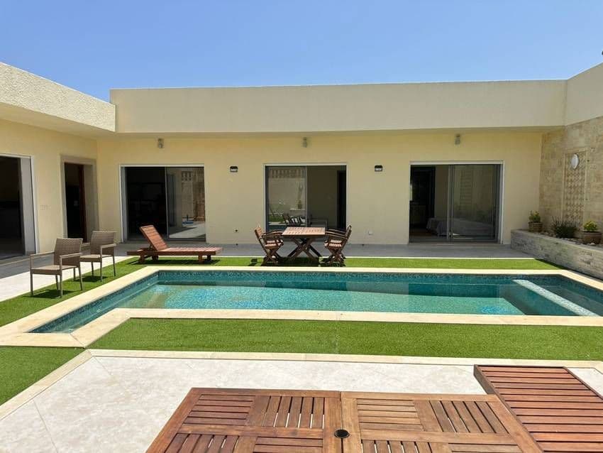 une charmante villa s+4 plein pieds avec piscine